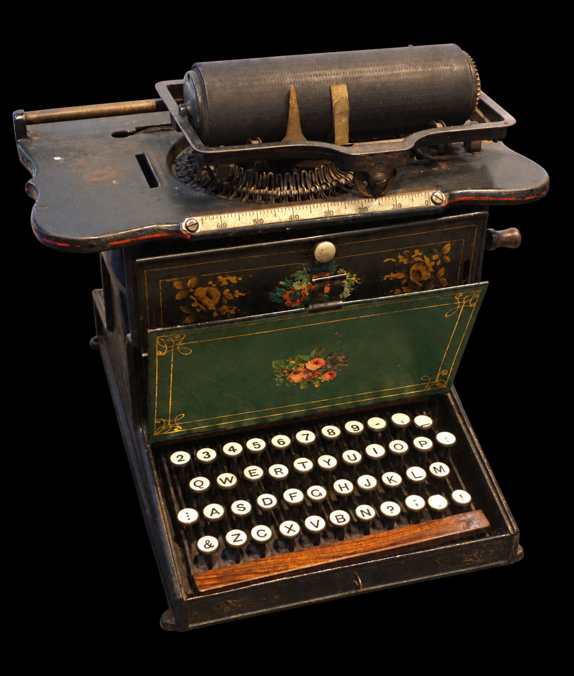 Machine à écrire Remington nº 1 (Sholes & Glidden), avec son clavier visible, sur fond noir